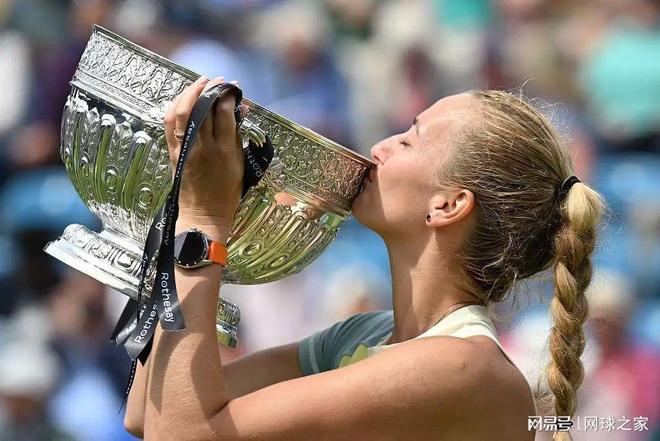 曼联不断突破！，科维托娃连续十五场比赛得分超过刷新纪录比赛高潮迭起(尼克松1999不战而胜)