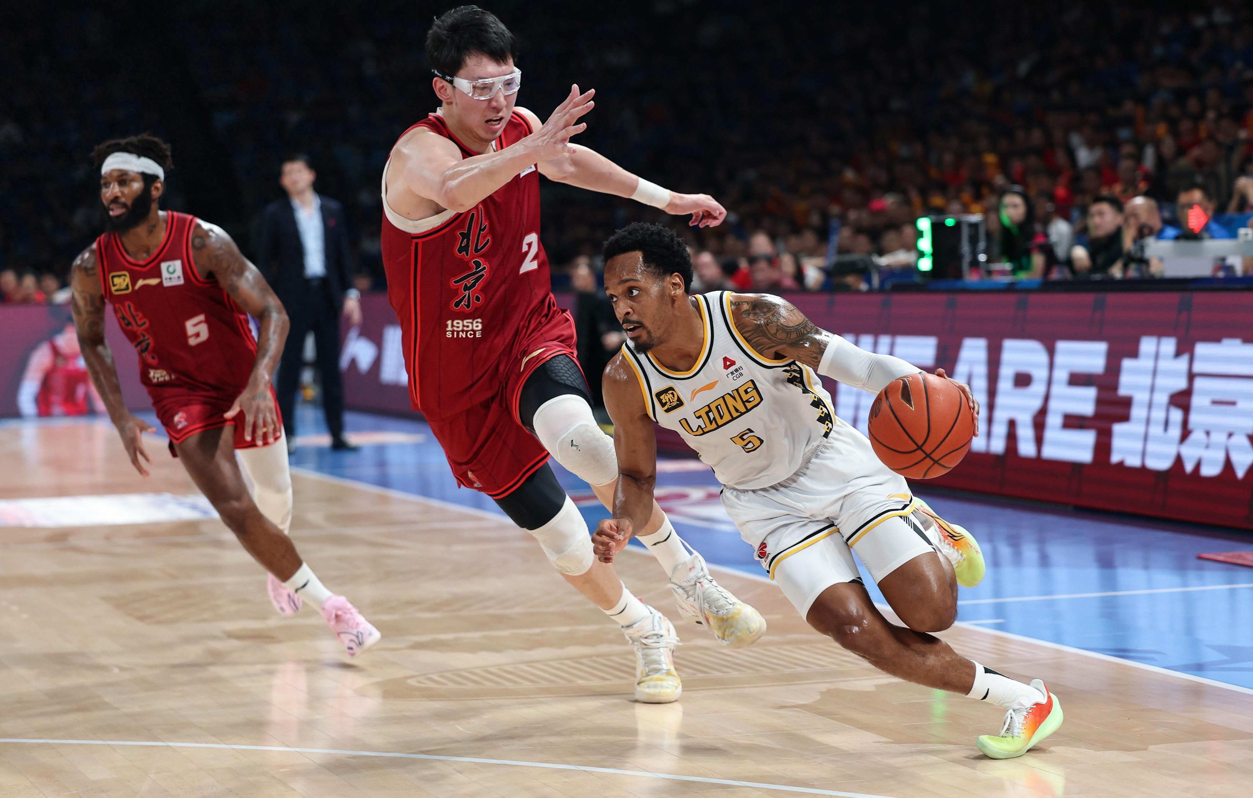 圣安东尼奥马刺训练开放日；赛前刷新队史纪录引欢呼；CBA常规赛在即；数据趋势出现新变化的简单介绍