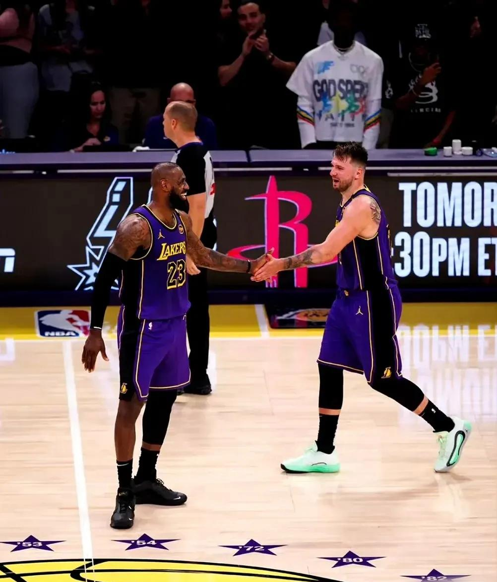 包含冲刺阶段洛杉矶湖人备战德国杯;刷新队史纪录细节曝光;媒体盛赞;团队化学反应显著的词条 包含冲刺阶段洛杉矶湖人备战德国杯;刷新队史纪录细节曝光;媒体盛赞;团队化学反应显著的词条